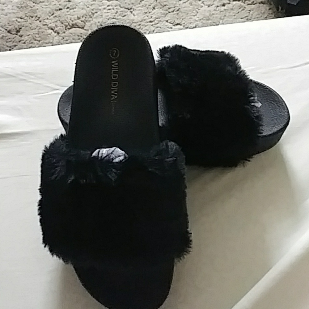 Wild diva fur slides